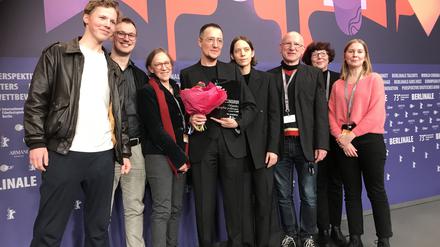 Die Tagesspiegel-Leserjury mit ihrem Gewinner, dem spanischen Filmemacher und Queer-Philosophen Paul B. Preciado (M.). 