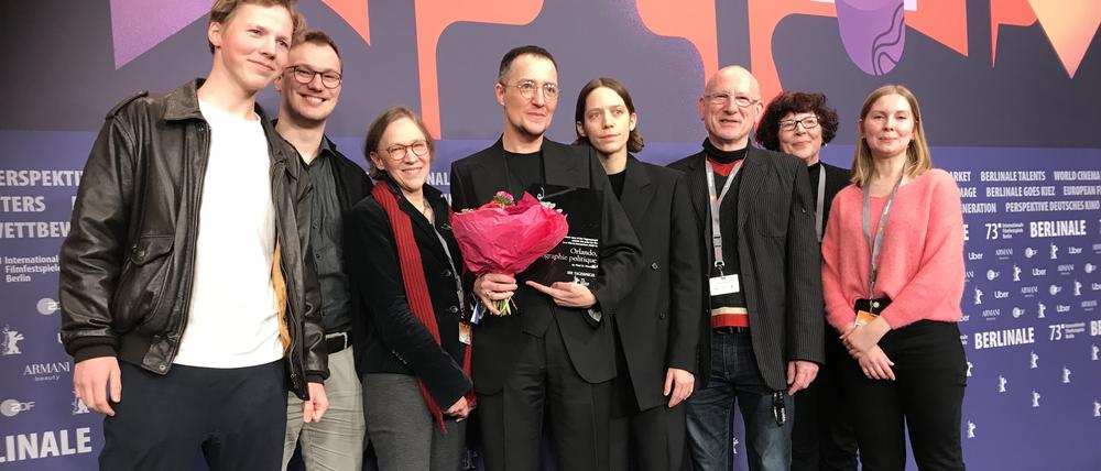 Die Tagesspiegel-Leserjury mit ihrem Gewinner, dem spanischen Filmemacher und Queer-Philosophen Paul B. Preciado (M.). 