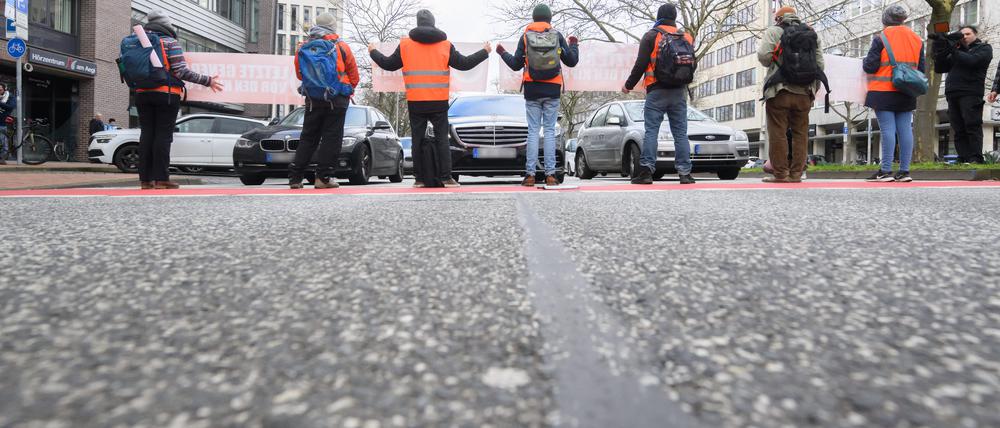 Die „Letzte Generation“ blockiert regelmäßig Straßen.