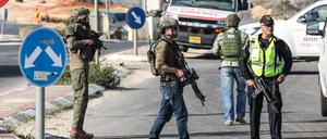 Israelische Sicherheitskräfte am Tatort südlich der Stadt Nablus