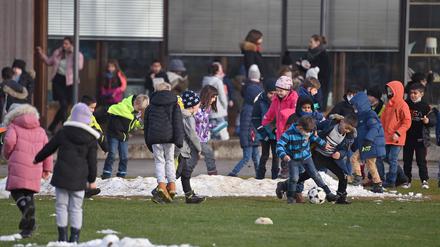 Schüler halten sich in der großen Pause auf dem Schulhof einer Grundschule auf.