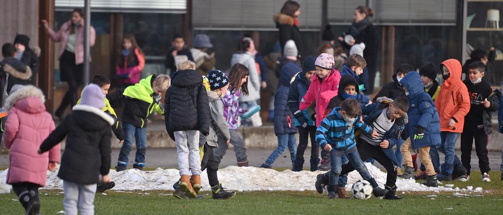 Schüler halten sich in der großen Pause auf dem Schulhof einer Grundschule auf.