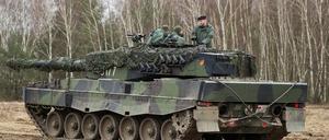 Polnische Experten weisen ukrainische Soldaten in die Bedienung eines Leopard 2 ein.