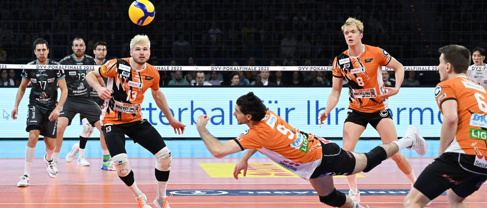 Kämpfen um jeden Punkt. Den Volleys wurde beim Pokalfinale gegen Düren nichts geschenkt.