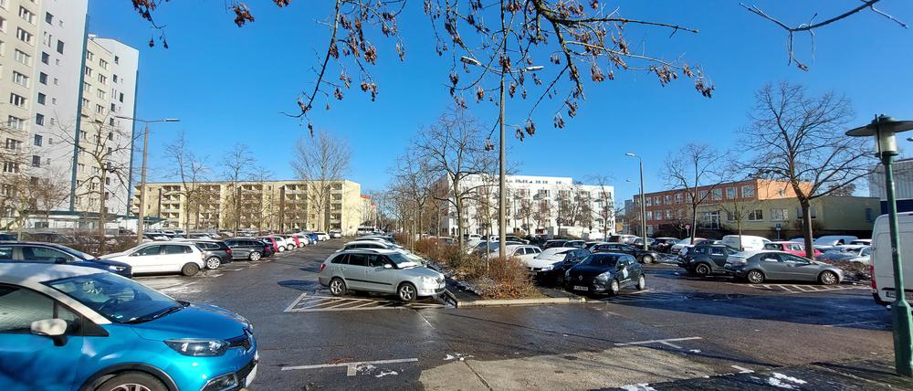 Auf diesem Parkplatz in der Newtonstraße  könnte das neue Gebäude entstehen.