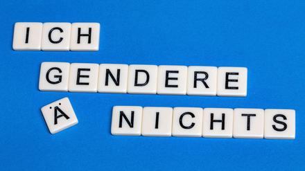 Symbolbild Kritik am Gendern: Buchstabenwürfel zeigen die Aussage Ich gendere nichts.