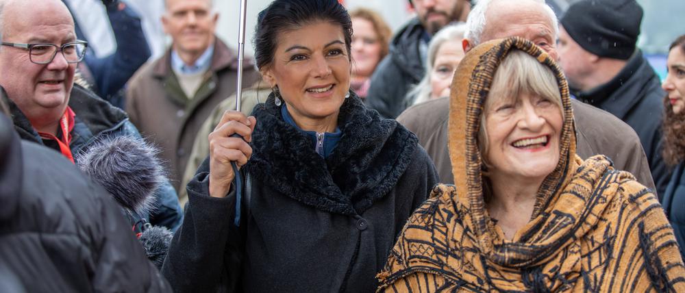 Sahra Wagenknecht und Alice Schwarzer bei der Kundgebung am Brandenburger Tor