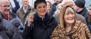 Sahra Wagenknecht und Alice Schwarzer bei der Kundgebung am Brandenburger Tor