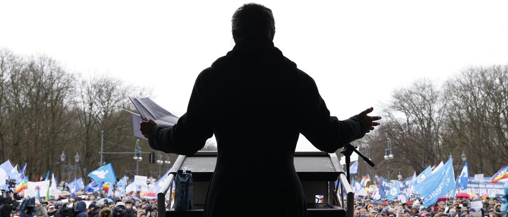 Sahra Wagenknecht steht auf dem Podium bei der Kundgebung am Brandenburger Tor.