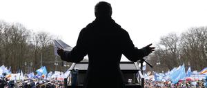 Sahra Wagenknecht steht auf dem Podium bei der Kundgebung am Brandenburger Tor.