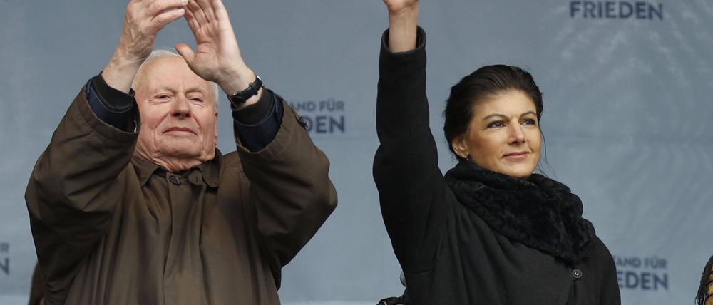 Oscar Lafontaine und Sahra Wagenknecht auf der Kundgebung am Brandenburger Tor