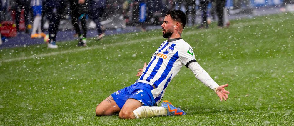 Wintersportexperte. Marco Richter feiert seinen Treffer zum 1:0 gegen den FC Augsburg.