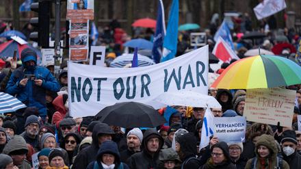 Demonstranten vor dem Brandenburger Tor
