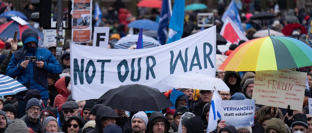 Demonstranten vor dem Brandenburger Tor