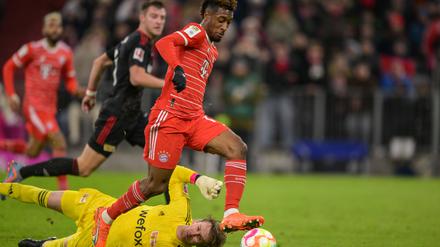 Kingsley Coman umkurvt Unions Torwart Frederik Rönnow und schiebt zum schon vorentscheidenden 2:0 für die Bayern ein.