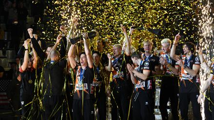 Goldener Jubel. Die BR Volleys feiern den 3:1-Sieg gegen Düren im Pokalfinale.
