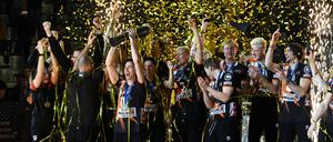 Goldener Jubel. Die BR Volleys feiern den 3:1-Sieg gegen Düren im Pokalfinale.