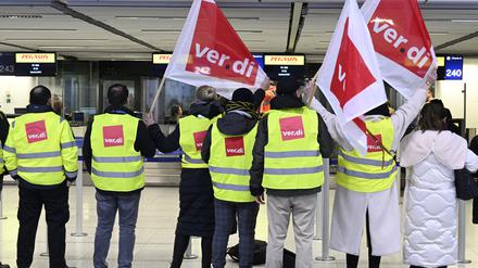 Beschäftigte der Abfertigung des Flughafens streiken für bessere Löhne. 