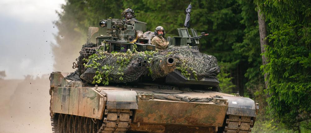 Ein Panzer des Typs M1 Abrams der US Army fährt während einer multinationalen Übung auf dem Truppenübungsplatz Hohenfels über eine Straße.