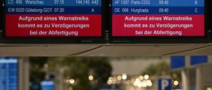 Auf den Bildschirmen im Flughafen Düsseldorf wird auf einen Warnstreik hingewiesen.
