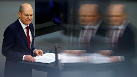 German Chancellor Olaf Scholz addresses an extraordinary session, after Russia launched a massive military operation against Ukraine, at the lower house of parliament Bundestag in Berlin, Germany, February 27, 2022. REUTERS/Fabrizio Bensch    