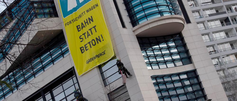 Ein übergroßes Transparent mit dem Logo der Autobahn haben Aktivisten der Umweltschutzgruppe Greenpeace am Dach der SPD-Bundeszentrale aufgehängt.