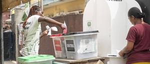 Nigerianer, die ihre Stimme für die Präsidentschaftswahlen abgeben. 