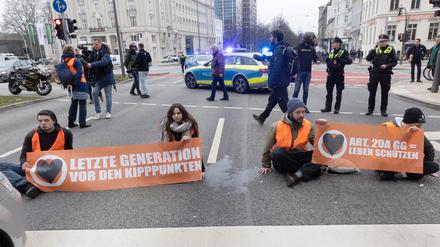Aktivisten der Umweltgruppe «Letzte Generation» haben sich in Hamburg festgeklebt.