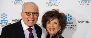 Walter Mirisch (l) neben seiner Frau auf einem Roten Teppich im Jahr 2010 (Archivbild).
