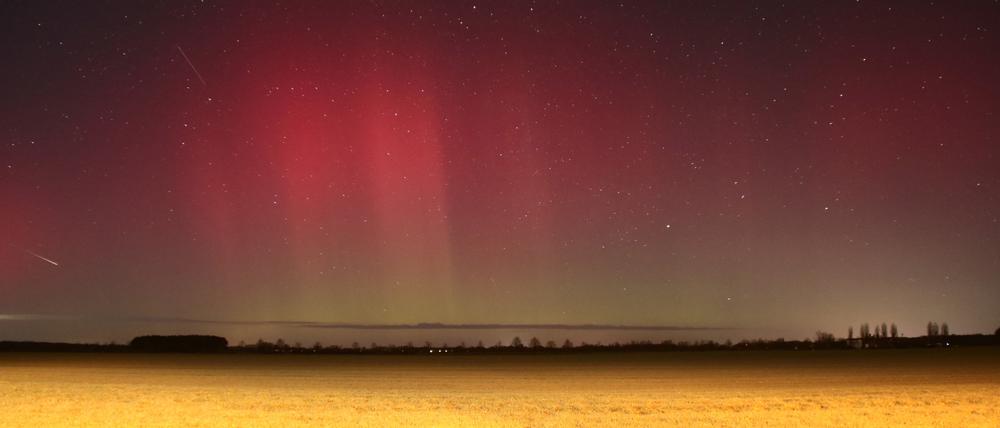 Polarlichter leuchten über Brandenburg auf dieser Nachtaufnahme mit Langzeitbelichtung. 