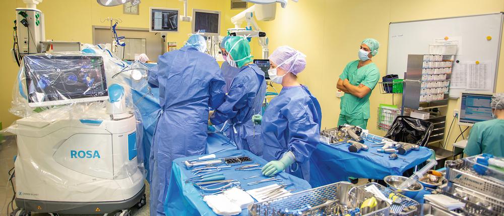 Roboter Rosa unterstützt orthopädische Operationen wie den Einsatz künstlicher Kniegelenke.