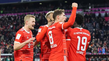Das Imperium schlägt zurück: Leon Goretzka (vorne) und seine Münchner Kollegen jubeln über den Sieg gegen Union.
