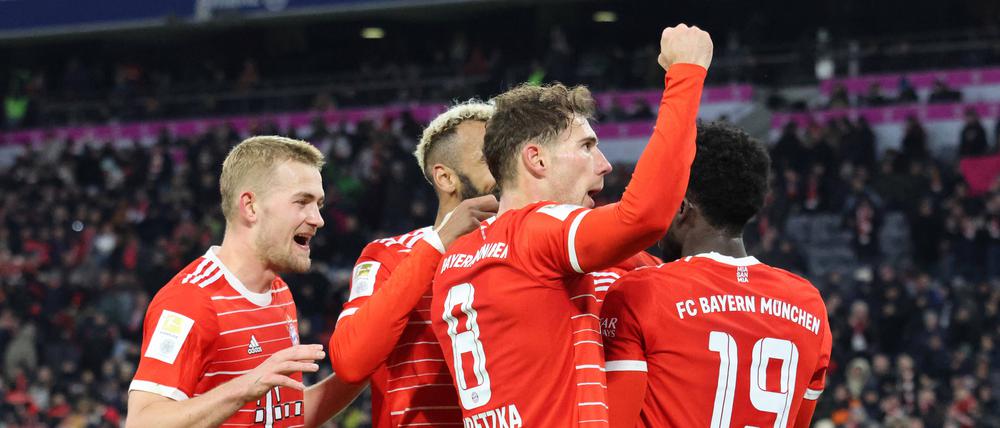 Das Imperium schlägt zurück: Leon Goretzka (vorne) und seine Münchner Kollegen jubeln über den Sieg gegen Union.