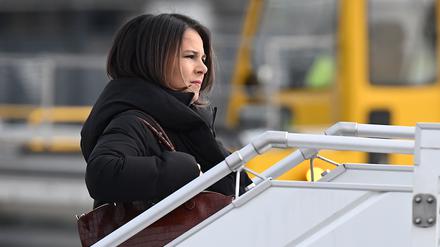 Annalena Baerbock (Bündnis 90/Die Grünen) geht an Bord einer Maschine, um nach Genf zu fliegen.
