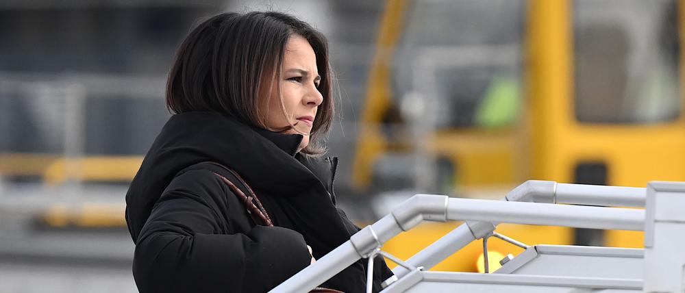 Annalena Baerbock (Bündnis 90/Die Grünen) geht an Bord einer Maschine, um nach Genf zu fliegen.
