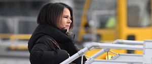 Annalena Baerbock (Bündnis 90/Die Grünen) geht an Bord einer Maschine, um nach Genf zu fliegen.