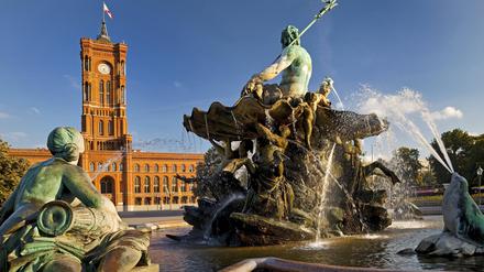 Der Neptunbrunnen und das Rotes Rathaus im Abendlicht in Berlin-Mitte.