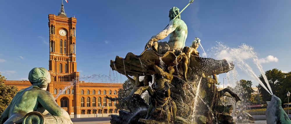 Der Neptunbrunnen und das Rotes Rathaus im Abendlicht in Berlin-Mitte.