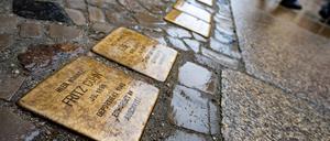 Stolpersteine, aufgenommen in der Ossenreyerstraße in der Altstadt von Stralsund. Auf den Stolpersteinen sind auf einer Messingplatte Namen und Daten von Menschen eingraviert, die während der Zeit des Nationalsozialismus verfolgt und ermordet wurden, aus Deutschland fliehen mussten oder die Lager überlebten. Sie werden in die Bürgersteige vor den letzten freiwilligen Wohnorten der Opfer eingelassen. Am 27. Januar ist der Internationale Tag des Gedenkens an die Opfer des Holocaust und an die Befreiung des Konzentrationslagers Auschwitz-Birkenau.