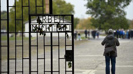Die Gedenkstätte und Museum Sachsenhausen. Insgesamt wurden etwa 200.000 Häftlinge nach Sachsenhausen deportiert. Seit den 1960er Jahren befindet sich die Gedenkstätte und Museum Sachsenhausen auf dem Gelände des ehemaligen Konzentrationslagers, die stetig ausgebaut wurde.