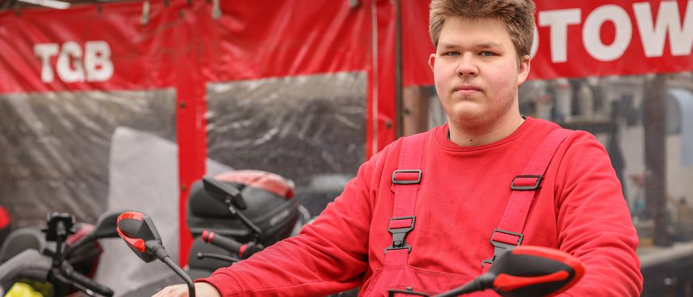 Lars H., 17, macht eine Ausbildung zum Zweiradmechatroniker bei Rollercity Berlin. 