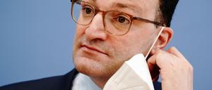 Jens Spahn (CDU), damaliger Bundesminister für Gesundheit, nimmt zu Beginn der Pressekonferenz zur Corona-Lage vor Ostern die FFP2-Maske ab.
