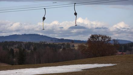 Ein Schlepplift in der schneelosen Landschaft des bayerischen Schwangaus. Regional war es auch hier zu warm und vor allem viel zu trocken. 