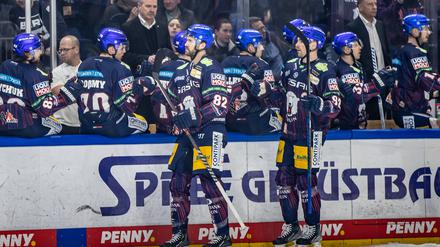 Verdiente Ovation. Berlins Alexandre Grenier (l.) und Marcel Noebels klatschen mit Teamkollegen ab. 