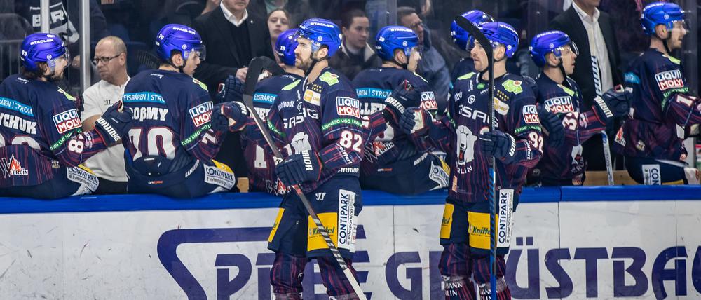 Verdiente Ovation. Berlins Alexandre Grenier (l.) und Marcel Noebels klatschen mit Teamkollegen ab.