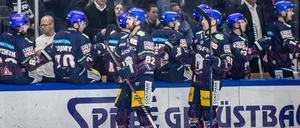 Verdiente Ovation. Berlins Alexandre Grenier (l.) und Marcel Noebels klatschen mit Teamkollegen ab. 