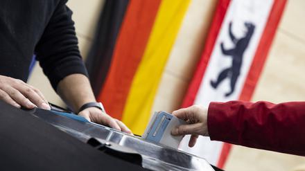 Abstimmung in einem Wahllokal in Kreuberg in Berlin am 12. Februar 2023.