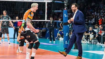 Geteilter Jubel ist doppelte Freude. Diagonalangreifer Marek Sotola und Trainer Cédric Énard freuen sich über den Sieg.