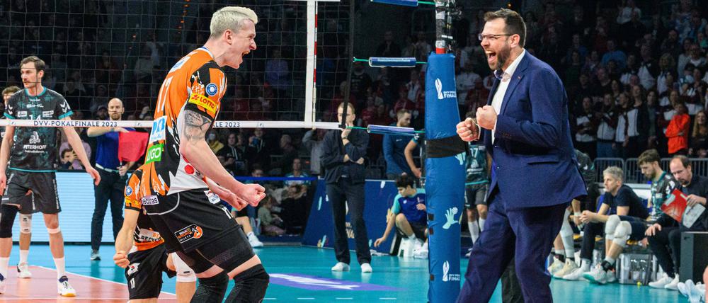Geteilter Jubel ist doppelte Freude. Diagonalangreifer Marek Sotola und Trainer Cédric Énard freuen sich über den Sieg.