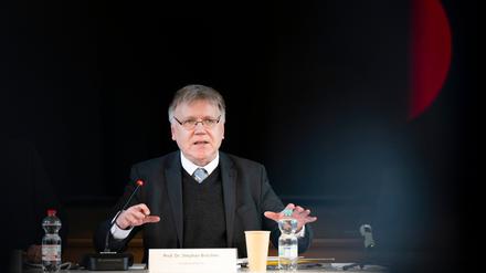 Stephan Bröchler, Landeswahlleiter, spricht bei der Sitzung des Landeswahlausschusses zur Wiederholungswahl. Nach der Sitzung wird das amtliche Endergebnis der Berliner Wiederholungswahl vorgestellt.